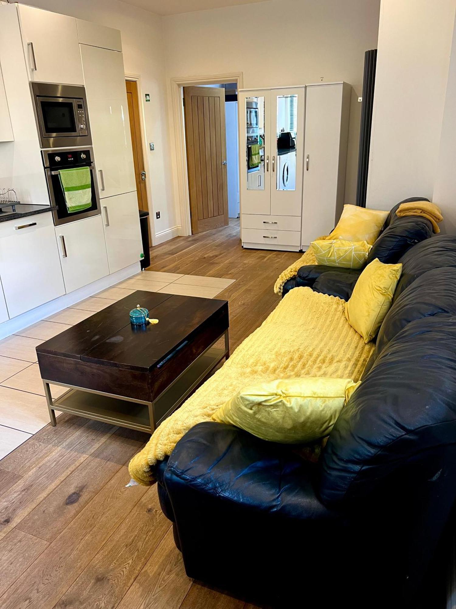 1 Bedroom Flat In London-camden Town Station