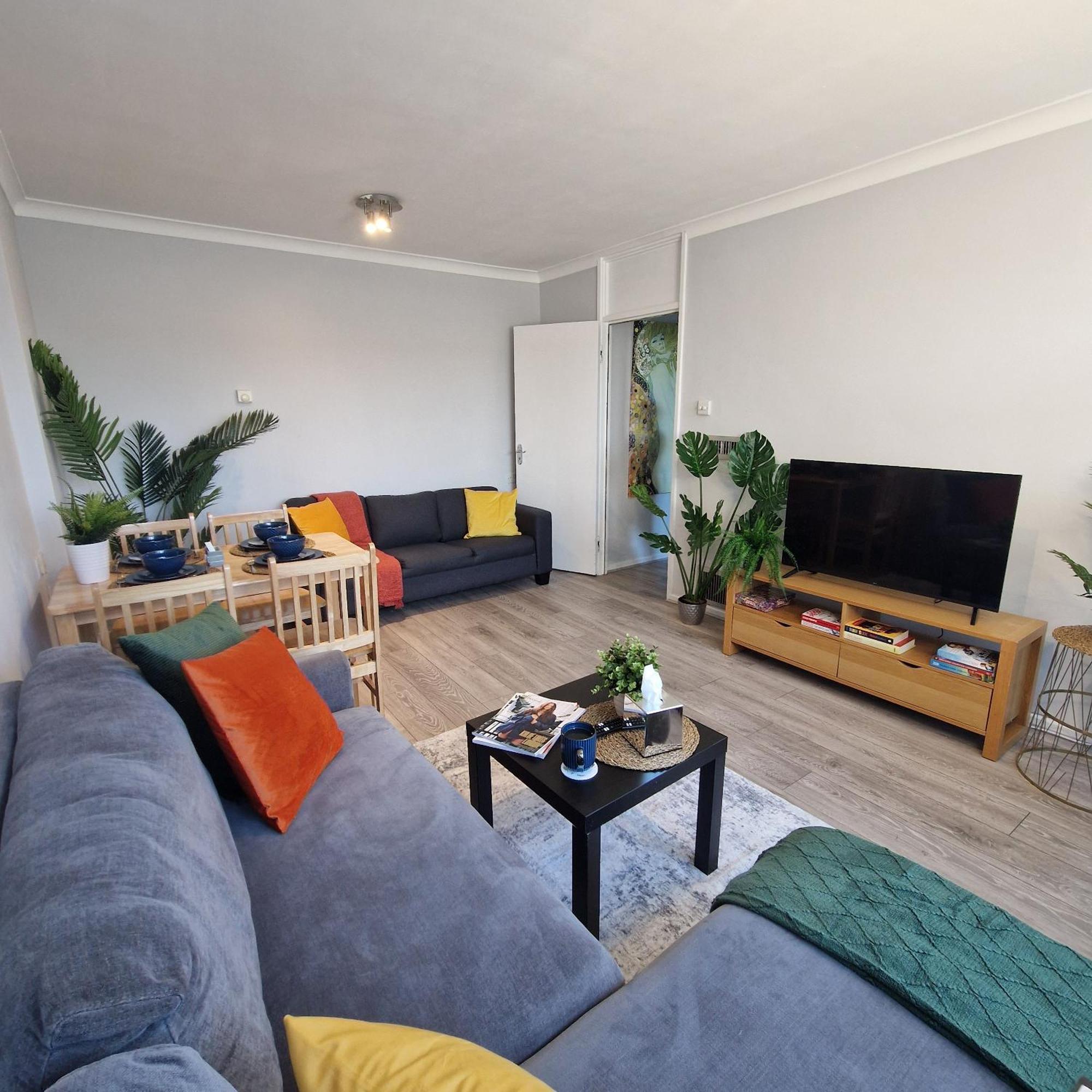 New, Refurbished Modern & Spacious 1 Bed Flat Westfield Shepherd's Bush Free Wi-fi Super King Bed Apartment