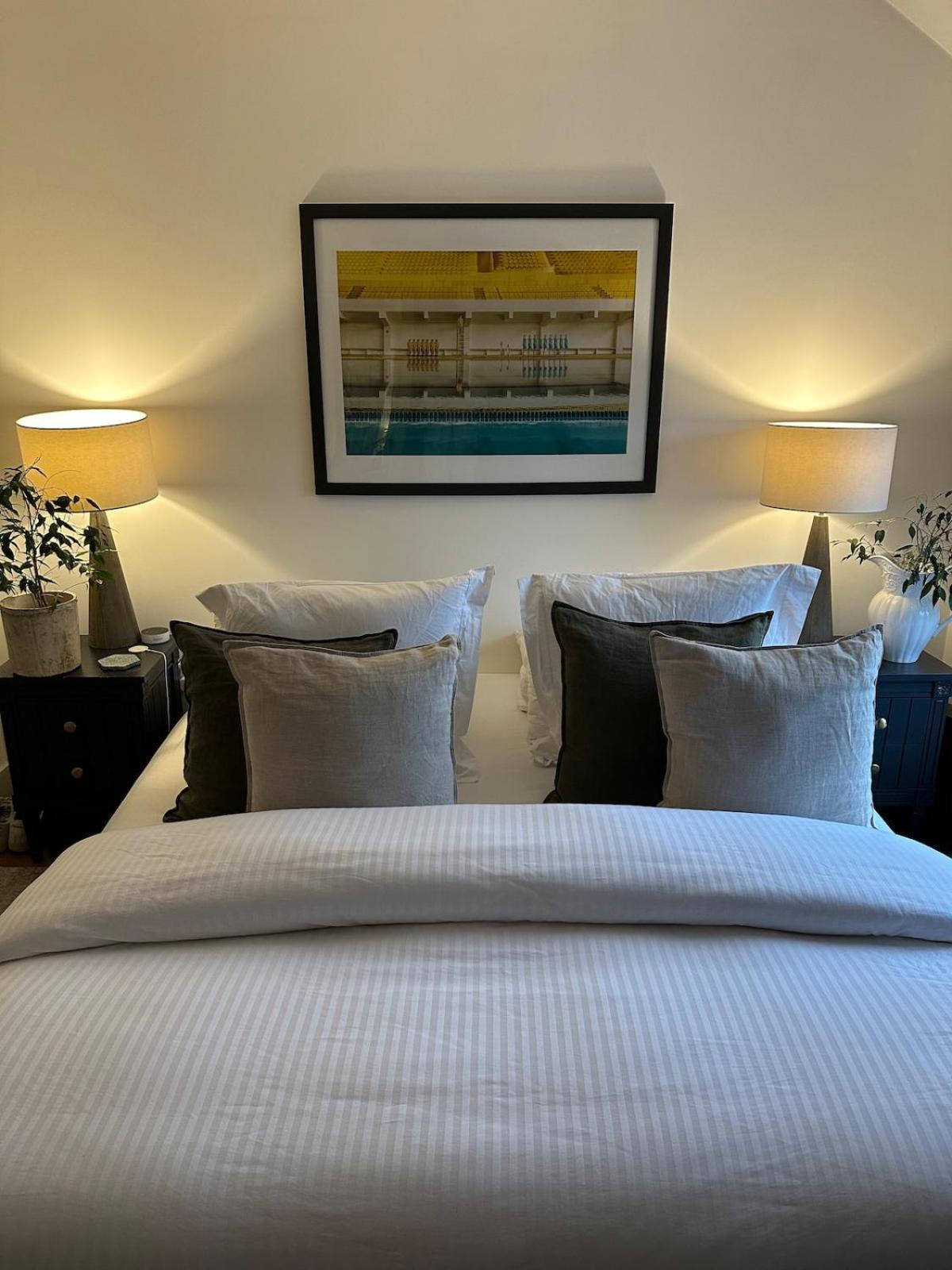 Clapham South - Large 1 Bed Penthouse Apartment *