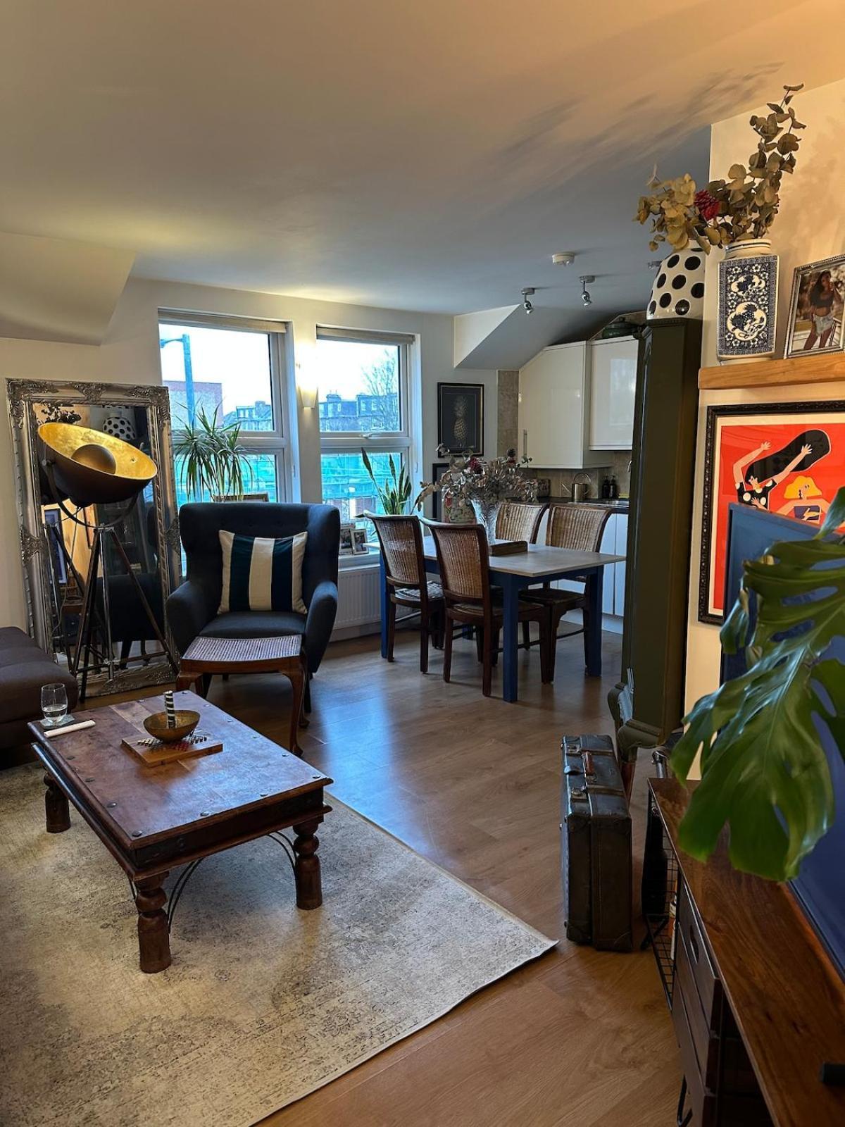 Clapham South - Large 1 Bed Penthouse Apartment *