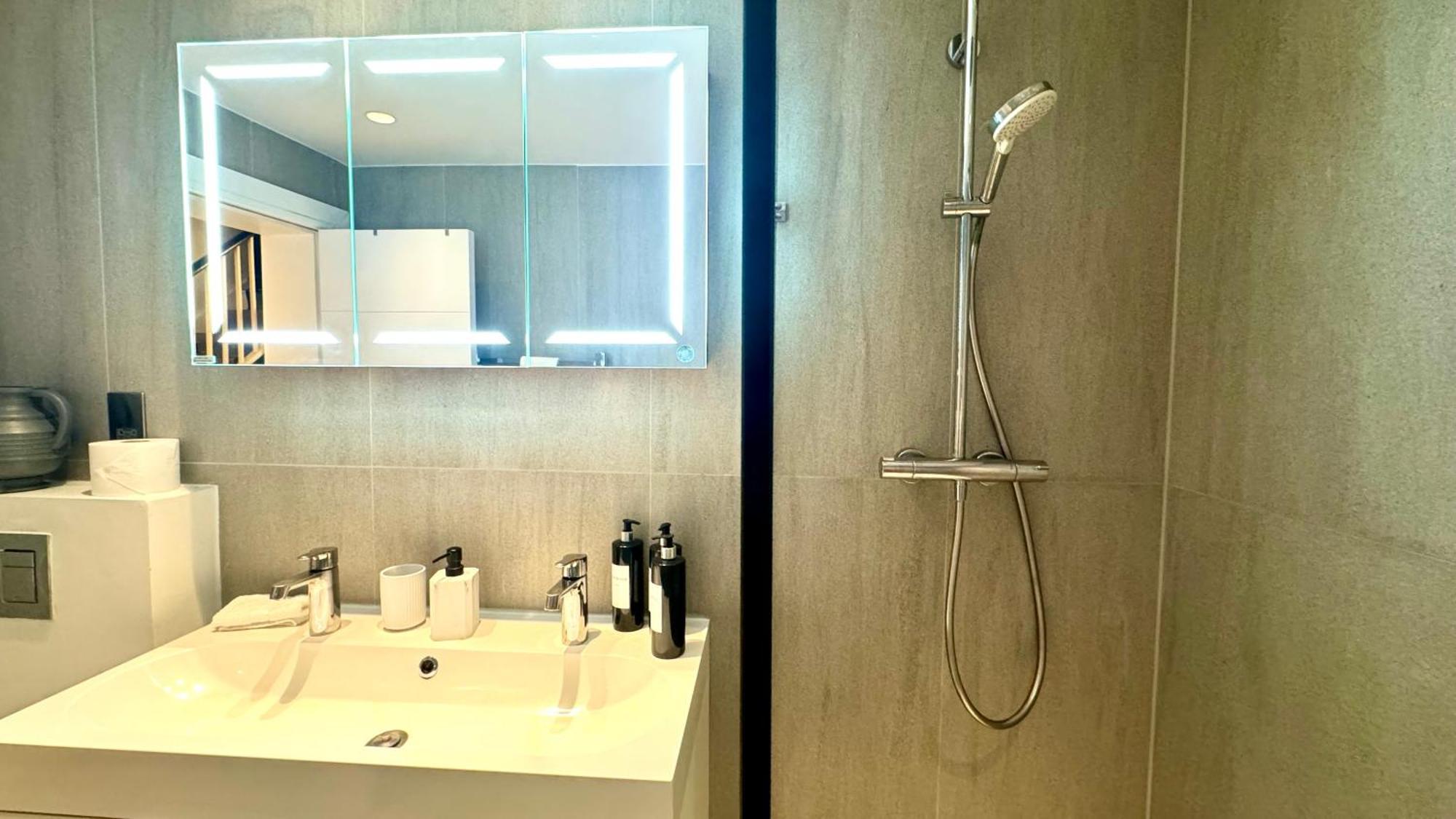 2 Bedroom In South Kensington By Wild Apartment