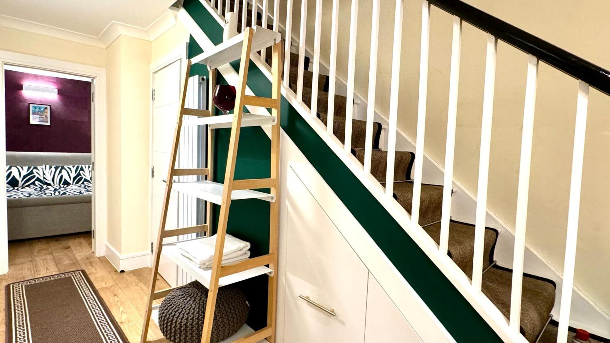 2 Bedroom In South Kensington By Wild Apartment *