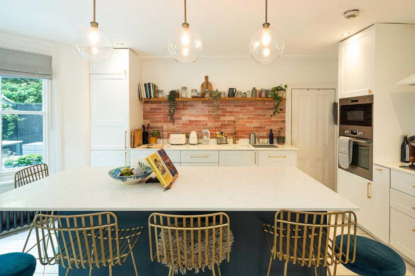 Stylish 2bd Garden Retreat: Bright & Elegant Apartment *