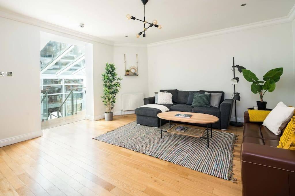 Apartamento Elegant 2bd Duplex With Outdoor Patio/glass Canopy