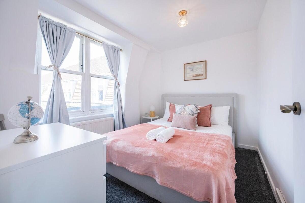 Spacious - 3 Bedroom London