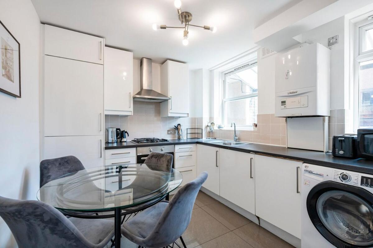 Spacious - 3 Bedroom *