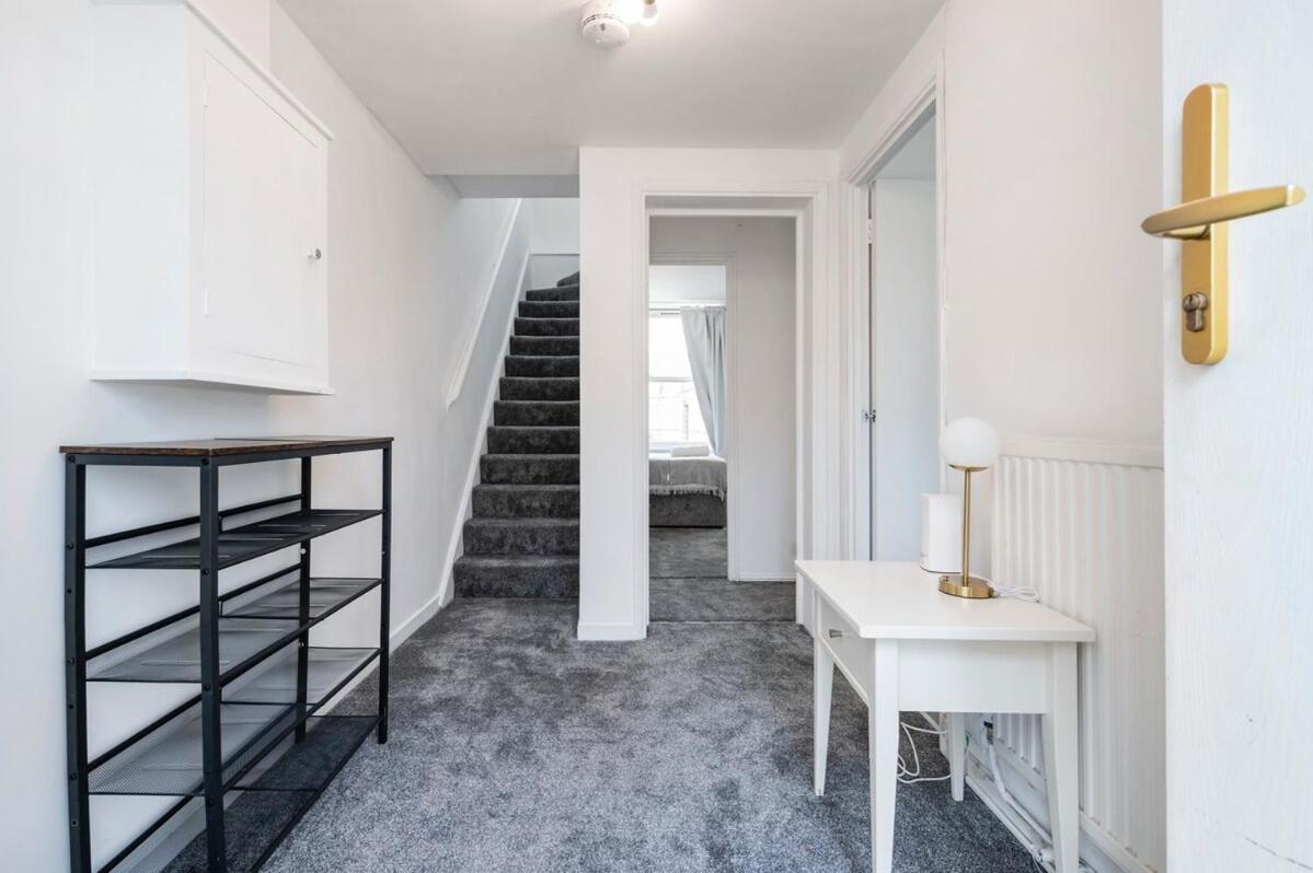 Spacious - 3 Bedroom Apartment *