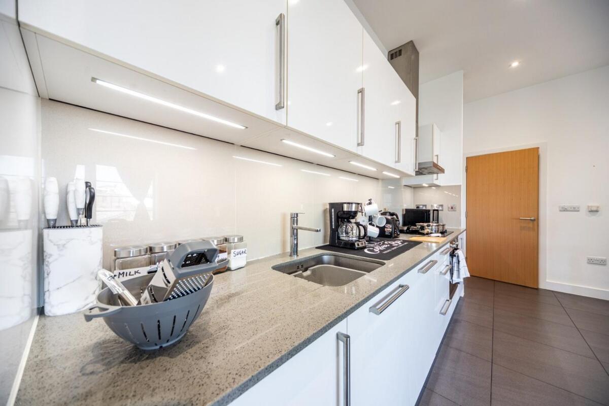 Apartment 2 Bed Oasis Flat-o2-excel-canary Wharf- Shops- Trains -free Parking,wifi 500mb & Flex Check In *