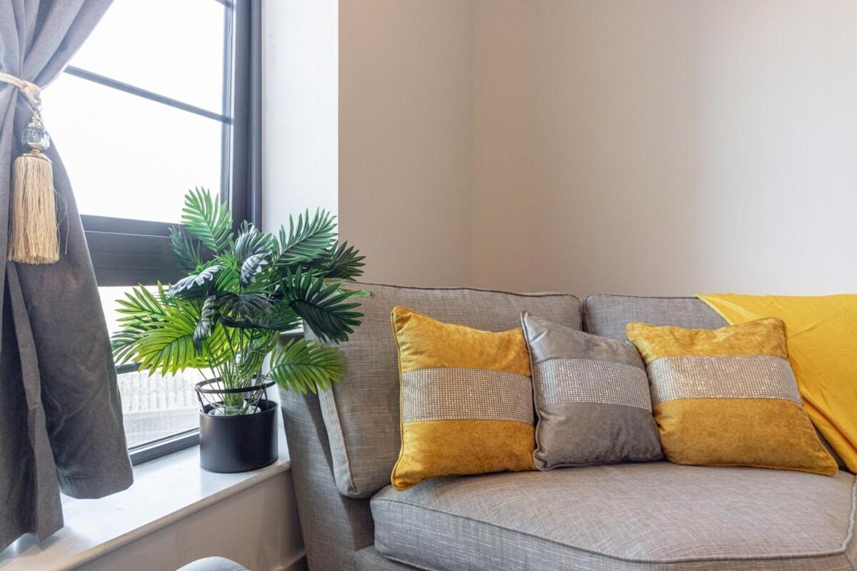 2 Bed Oasis Flat-o2-excel-canary Wharf- Shops- Trains -free Parking,wifi 500mb & Flex Check In Apartment London