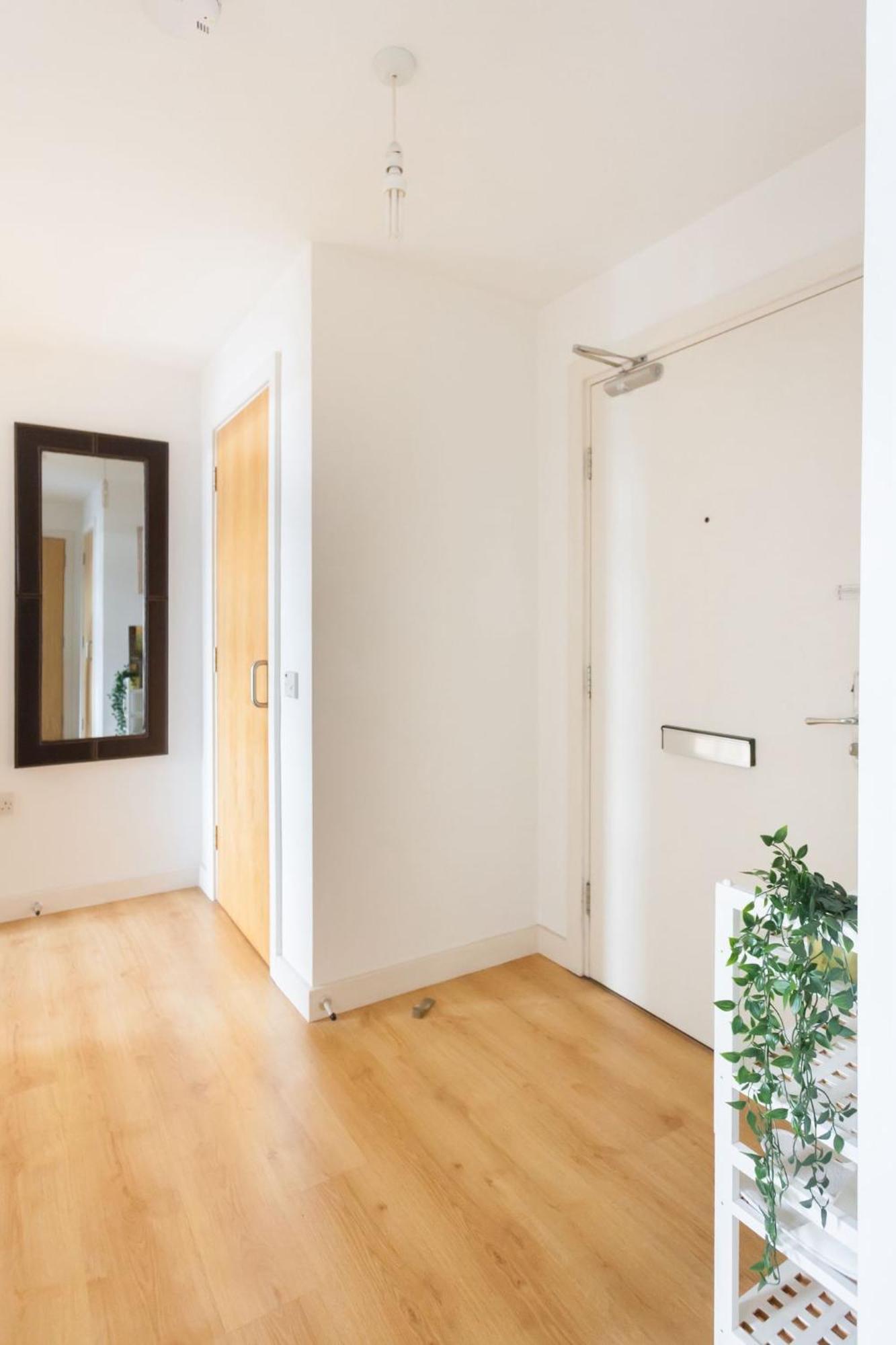 Spacious 2 Bedroom In Near Tube London