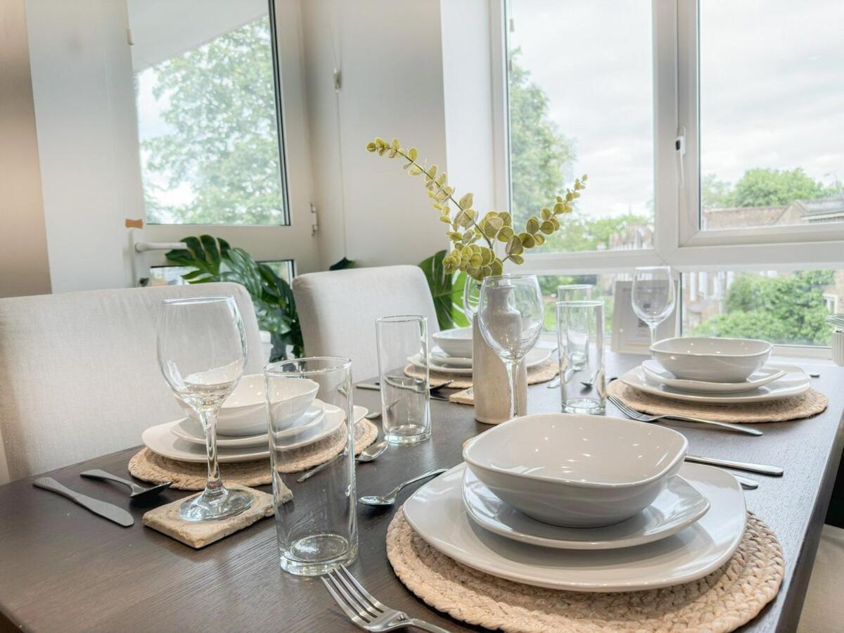 Cozy 2-bedroom Flat With Private Balcony Near Islington Station, Canonbury Apartment