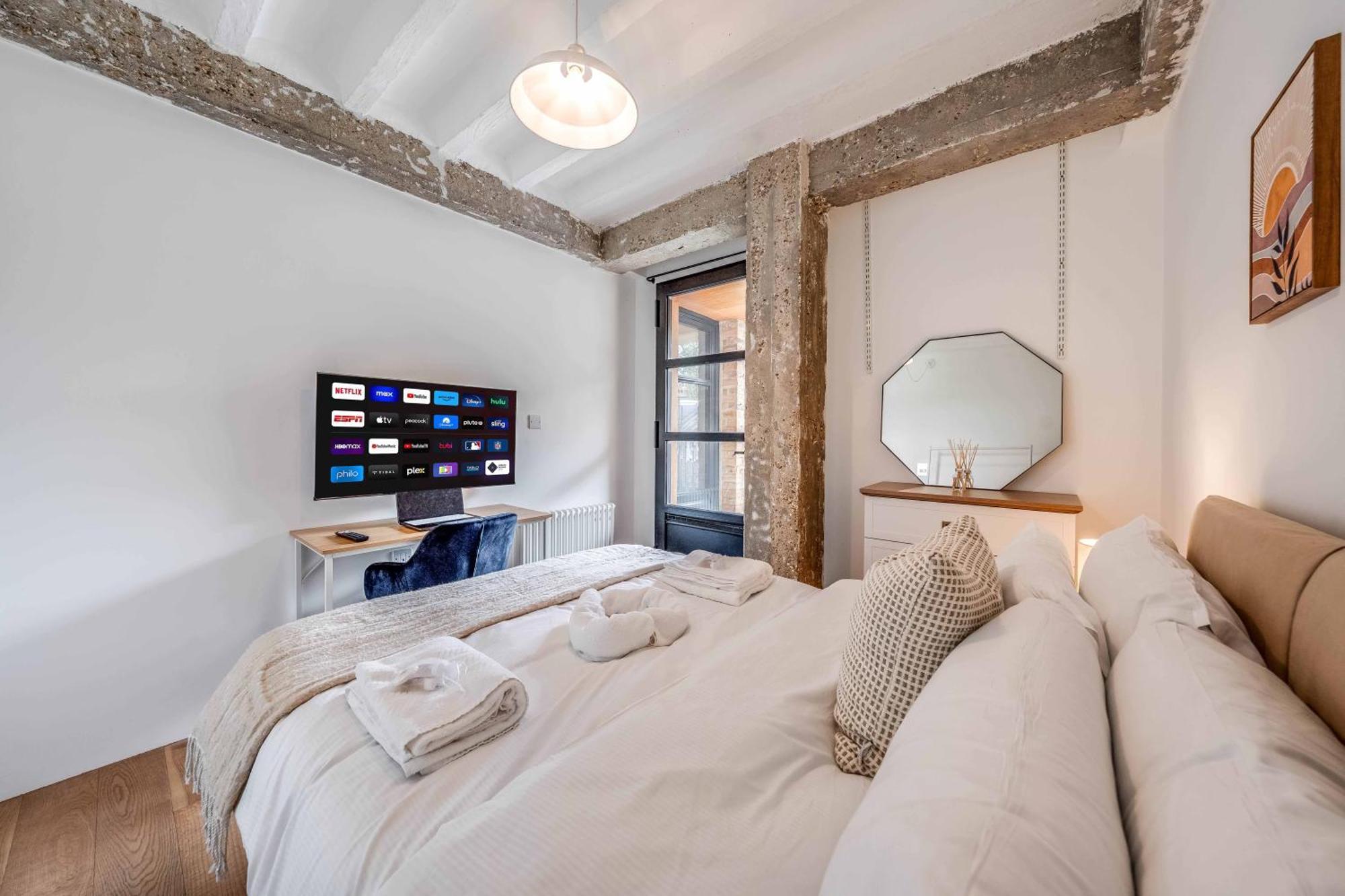 Huge Luxe 85inch Cinema Flat With Balcony And Parking Apartment