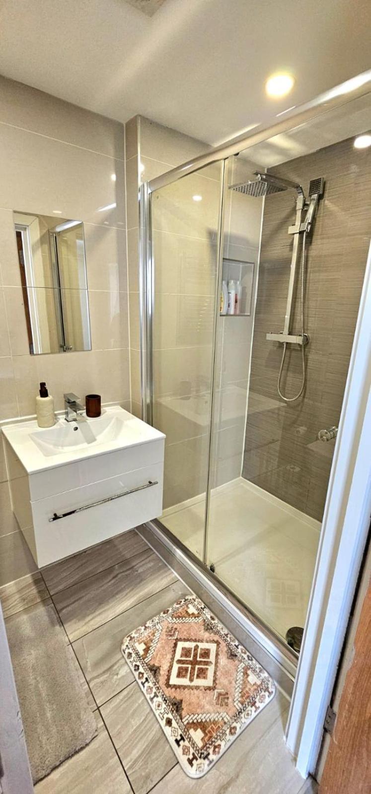 Oliver Double Homestay London
