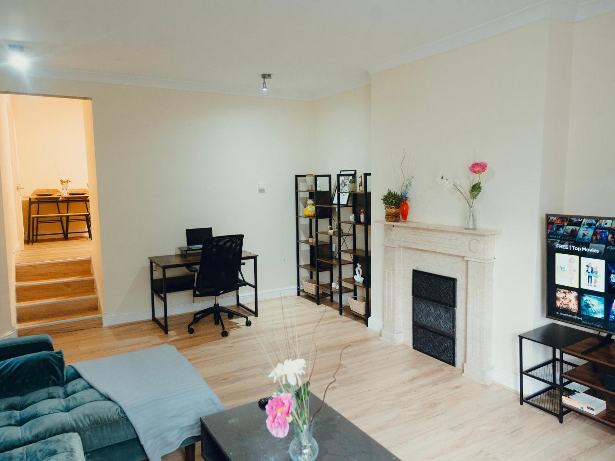 Apartment Modern Apartment, 3 Bed, Sleeps 8, Near Ally Pally, Balcony & Workspace