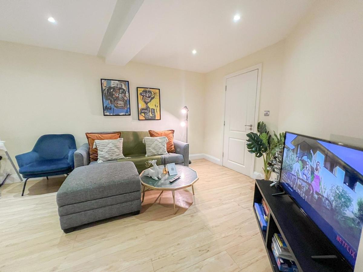 3 Bedroom With Private Terrace In Pimlico, Westminster, Victoria Apartment *