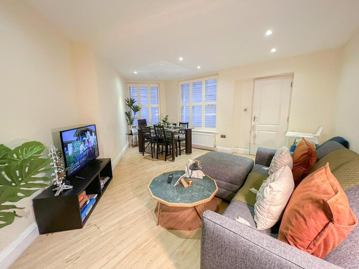 3 Bedroom With Private Terrace In Pimlico, Westminster, Victoria Apartment