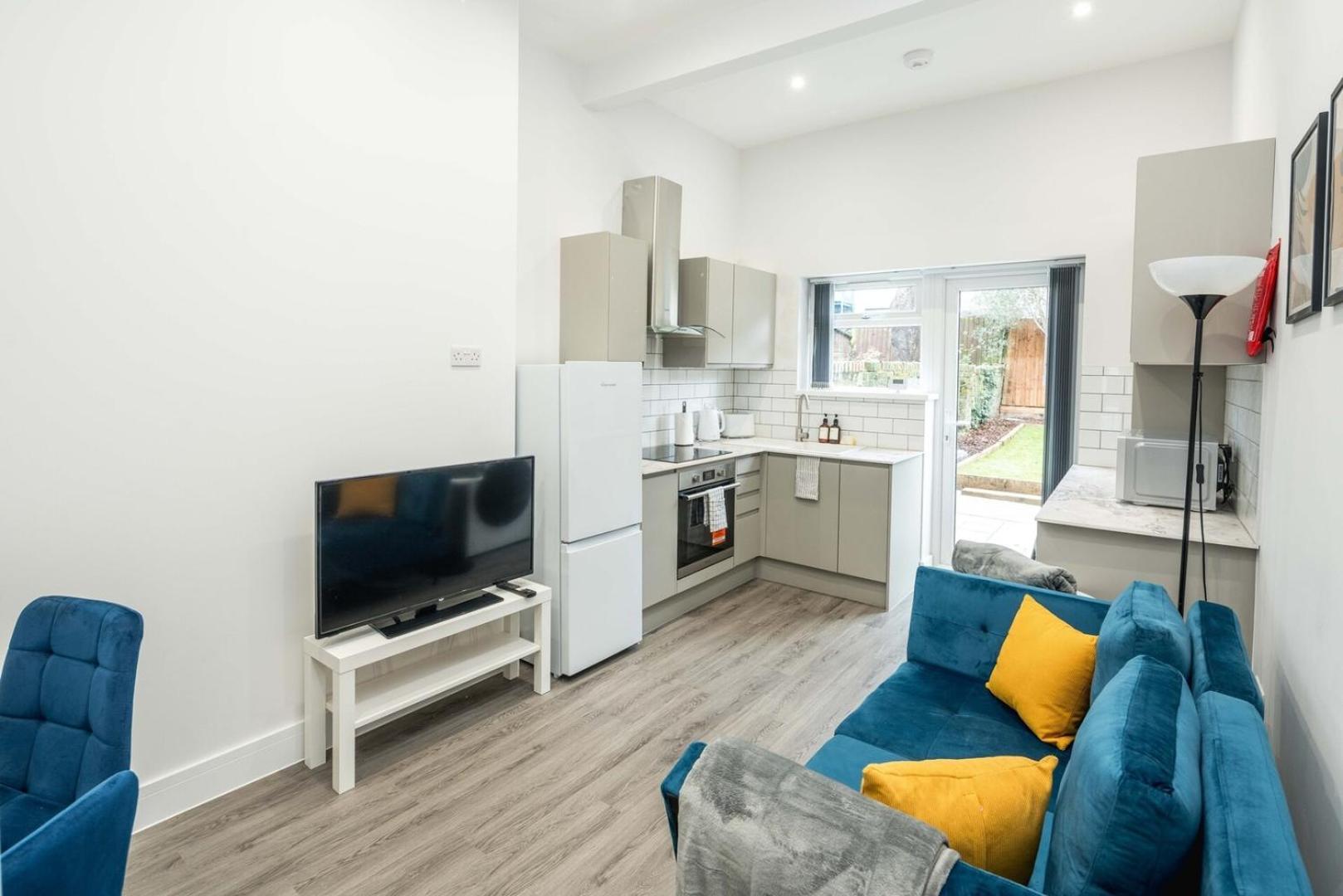 Modern 2b With Private Backyard & Fast Wifi Apartment