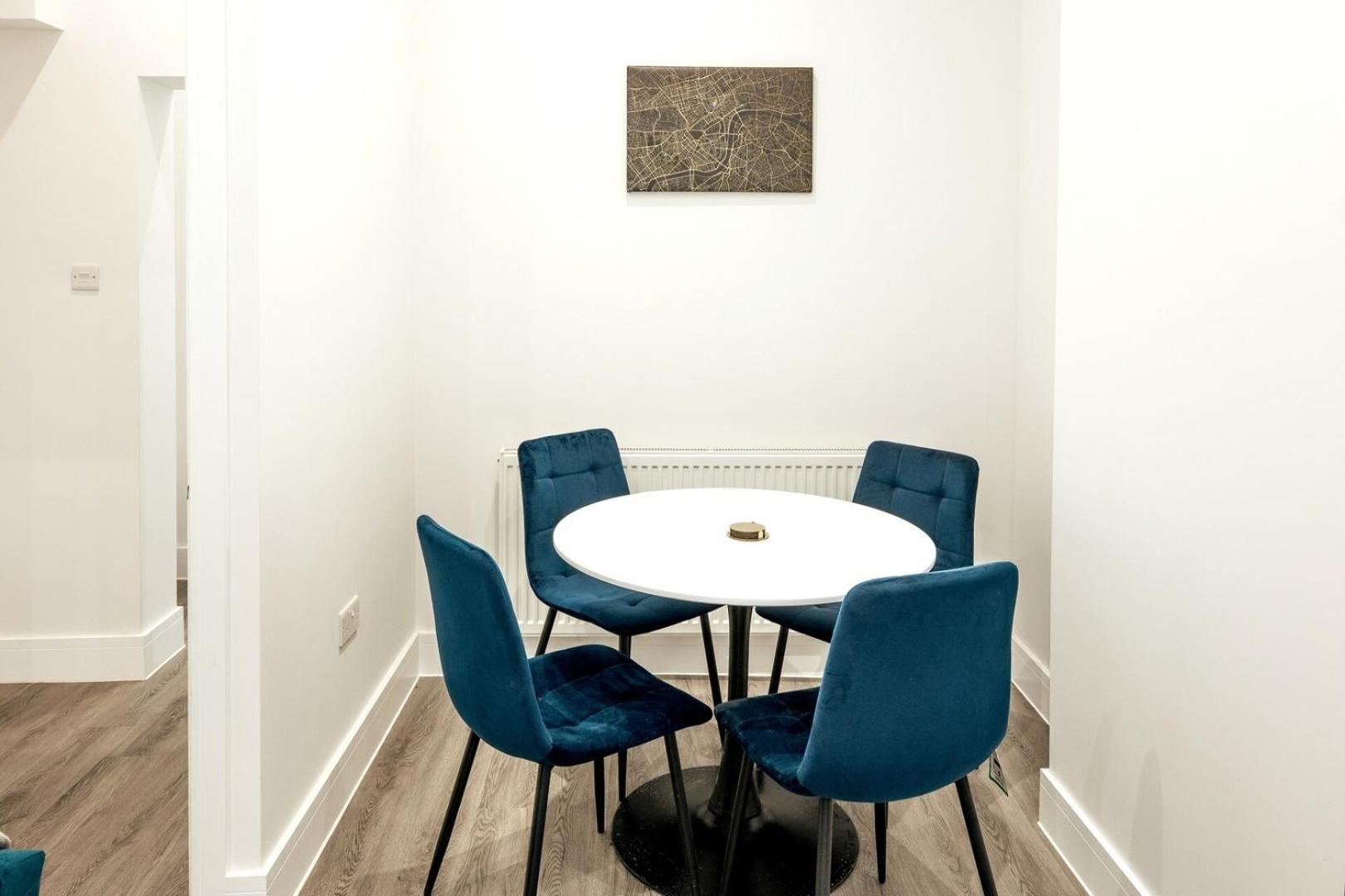 Apartment Modern 2b With Private Backyard & Fast Wifi London