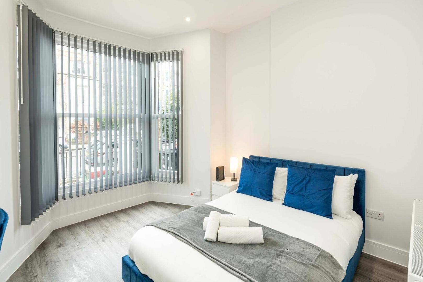 Modern 2b With Private Backyard & Fast Wifi Apartment London