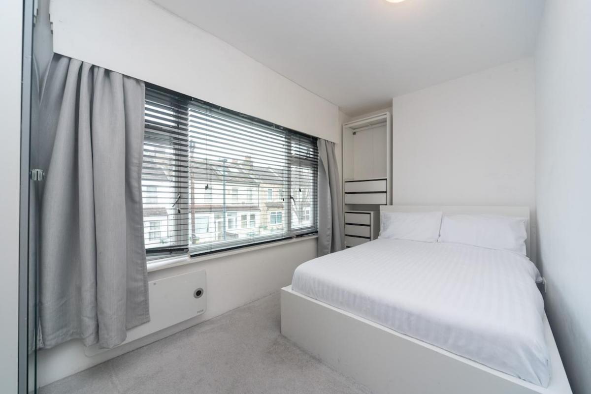 Stunning Contemporary 2 Bed With Parking London