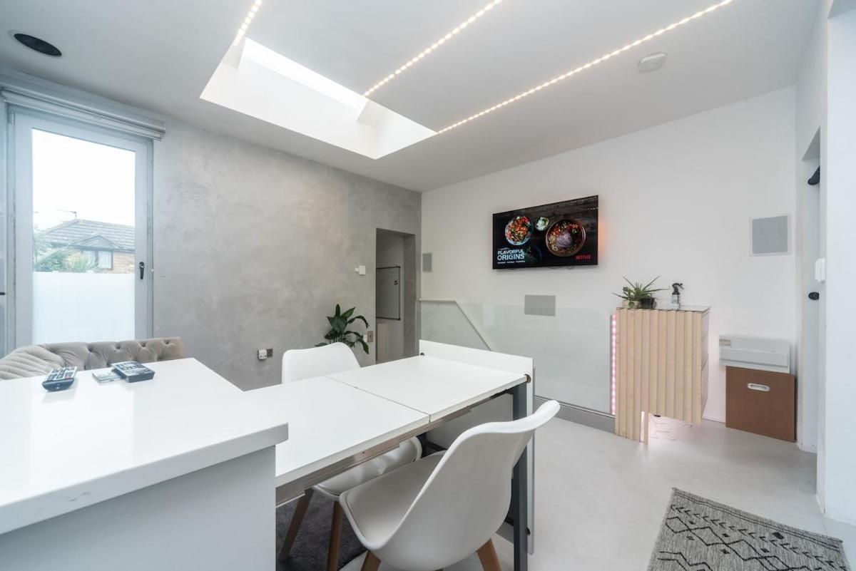 Stunning Contemporary 2 Bed With Parking London