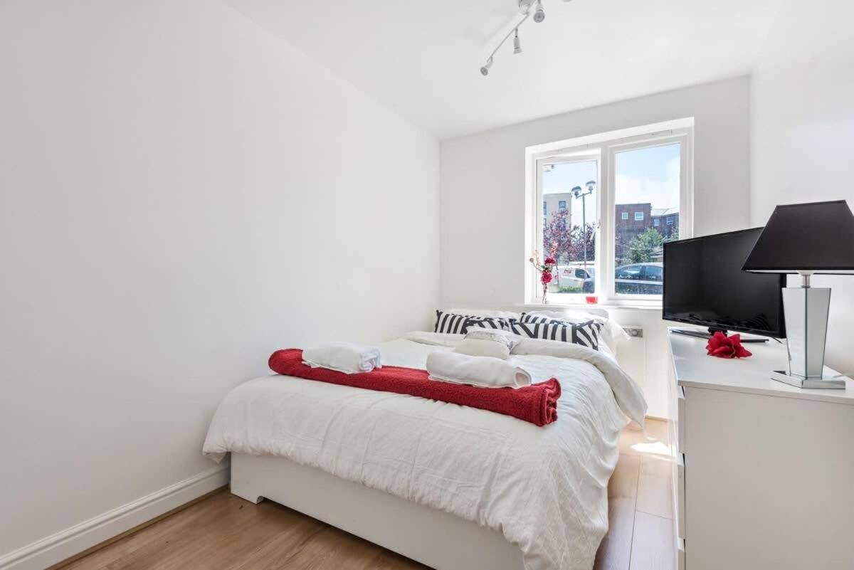 2 Bed Flat, Dedicated Workspace, Parking, 4ktv Apartment *