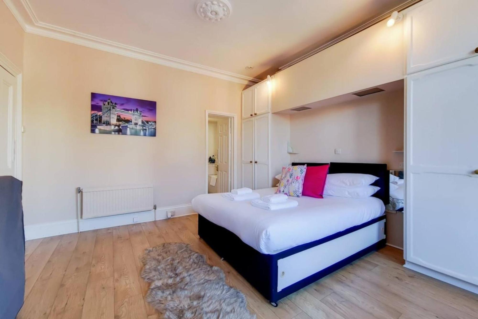 Spacious Ealing Broadway Apartment London