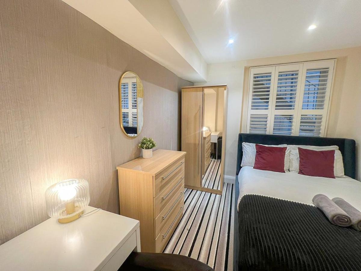 Apartment 3 Bedroom With Private Terrace In Pimlico, Westminster, Victoria London