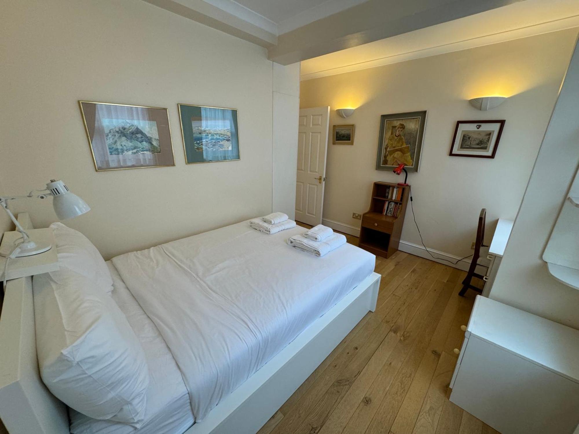 Bright 2 Bedroom Flat In Apartment
