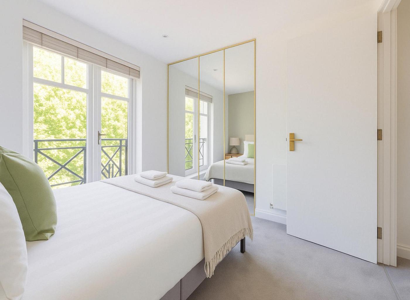 2 Bed Balcony Flat In Fulham Apartment London