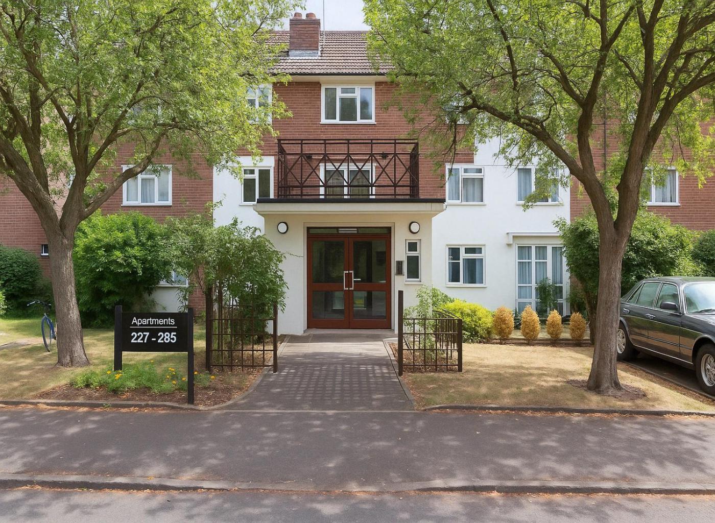 2 Bed Balcony Flat In Fulham Apartment