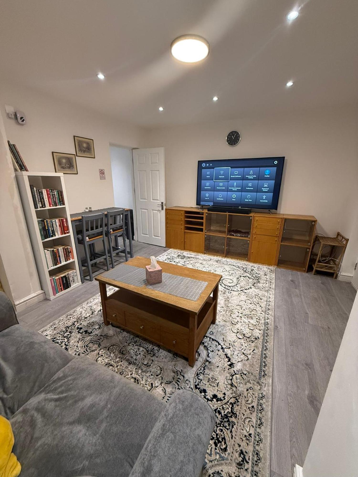 Apartment Bright And Spacious Entire One Bedroom Apartment With Living Room And Private Garden *