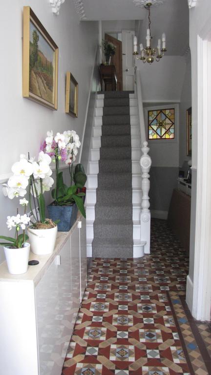Homestay Holmewood London