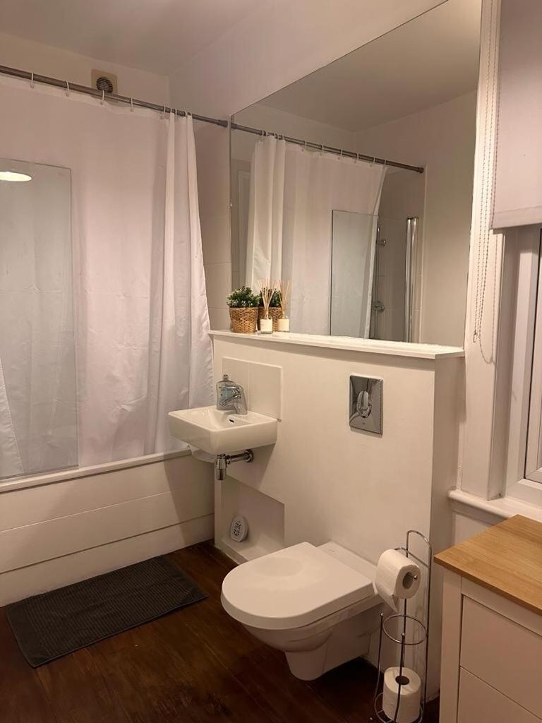 Bright And Spacious 2 Bed Flat *