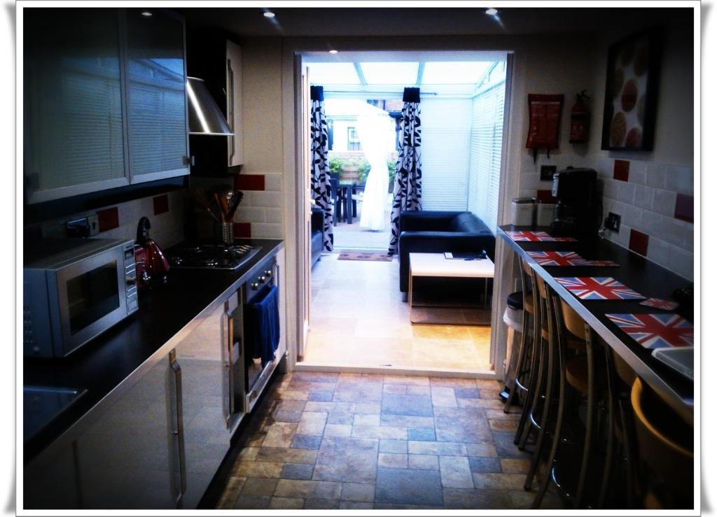 Malvern Road To Let Guest house