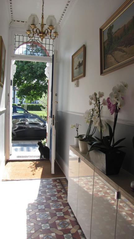 Homestay Holmewood London