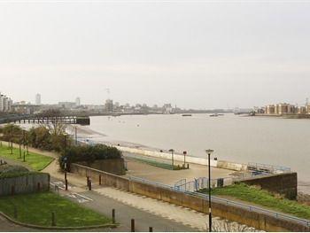 Exclusive Riverview Apartment *