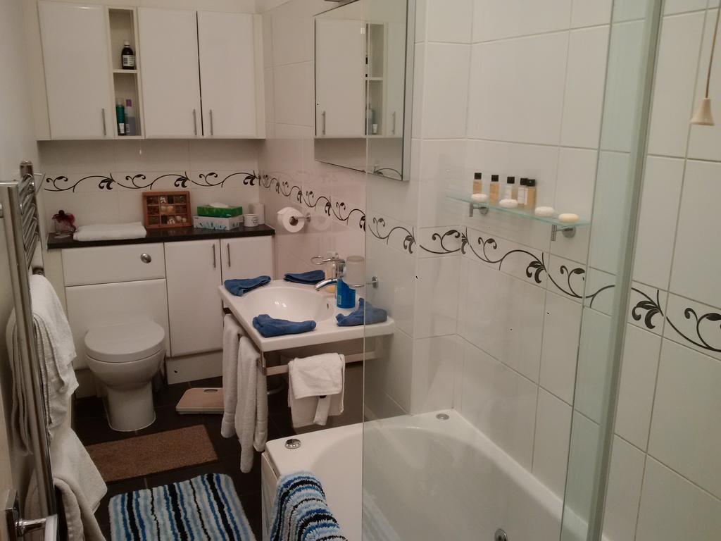 Luxury Holland Park, Sleeps 2, Free S'Fast Wifi * London