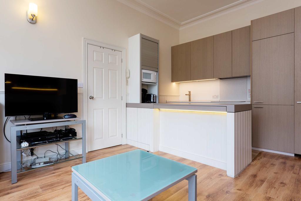 Veeve - Step Into From Sinclair Gardens Apartment *