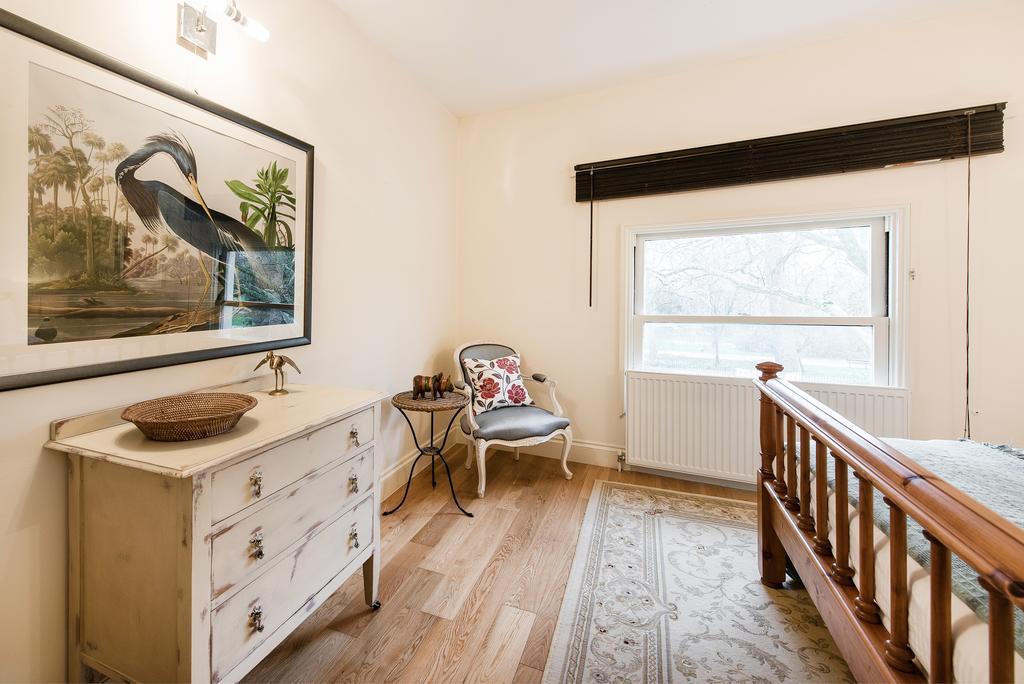 Hyde Park Terrace * London