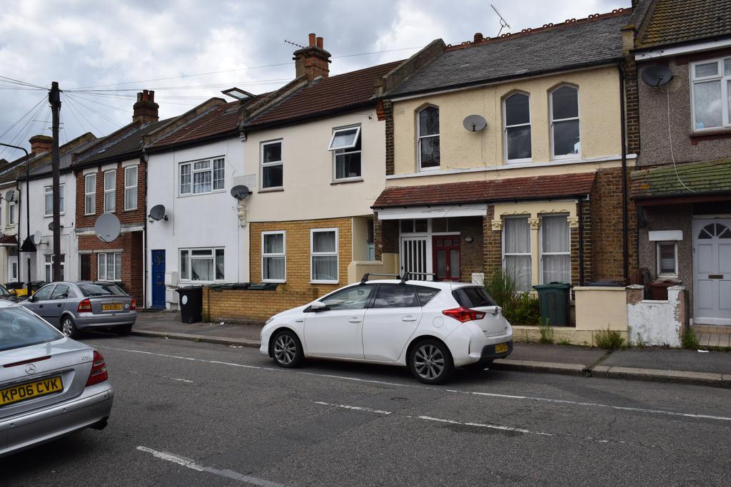 Two Bedroom Flat St Andrews Road *