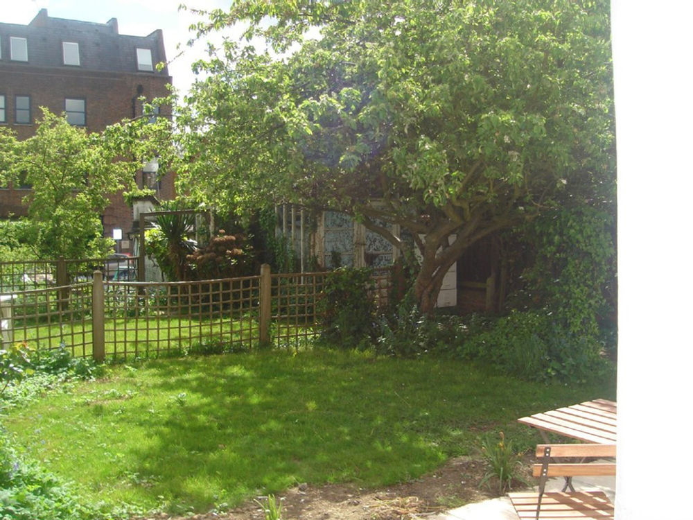 Lovely Garden In Wimbledon Town Centre With Private Parking By Wimbledon Lets Apartment *