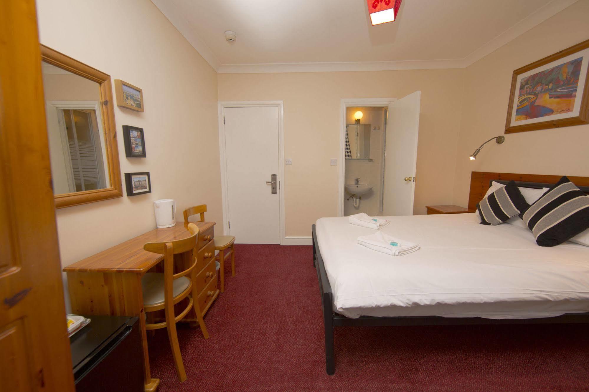 Oyo Lifestyle Golden Guest house 3*