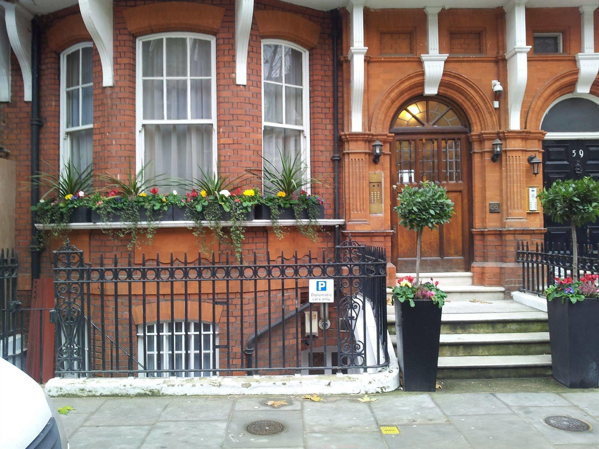 Kensingtoncourt Aparthotel 3*