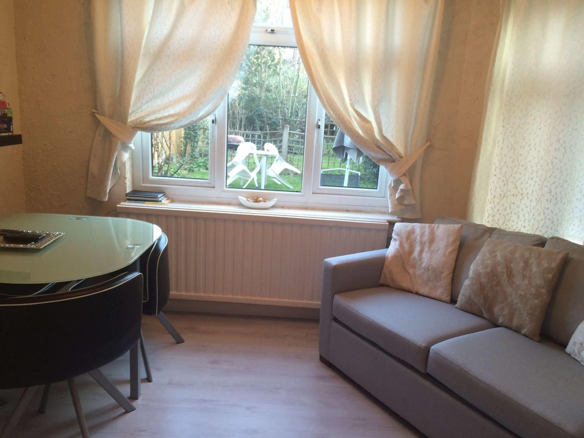 Lovely Garden In Wimbledon Town Centre With Private Parking By Wimbledon Lets *