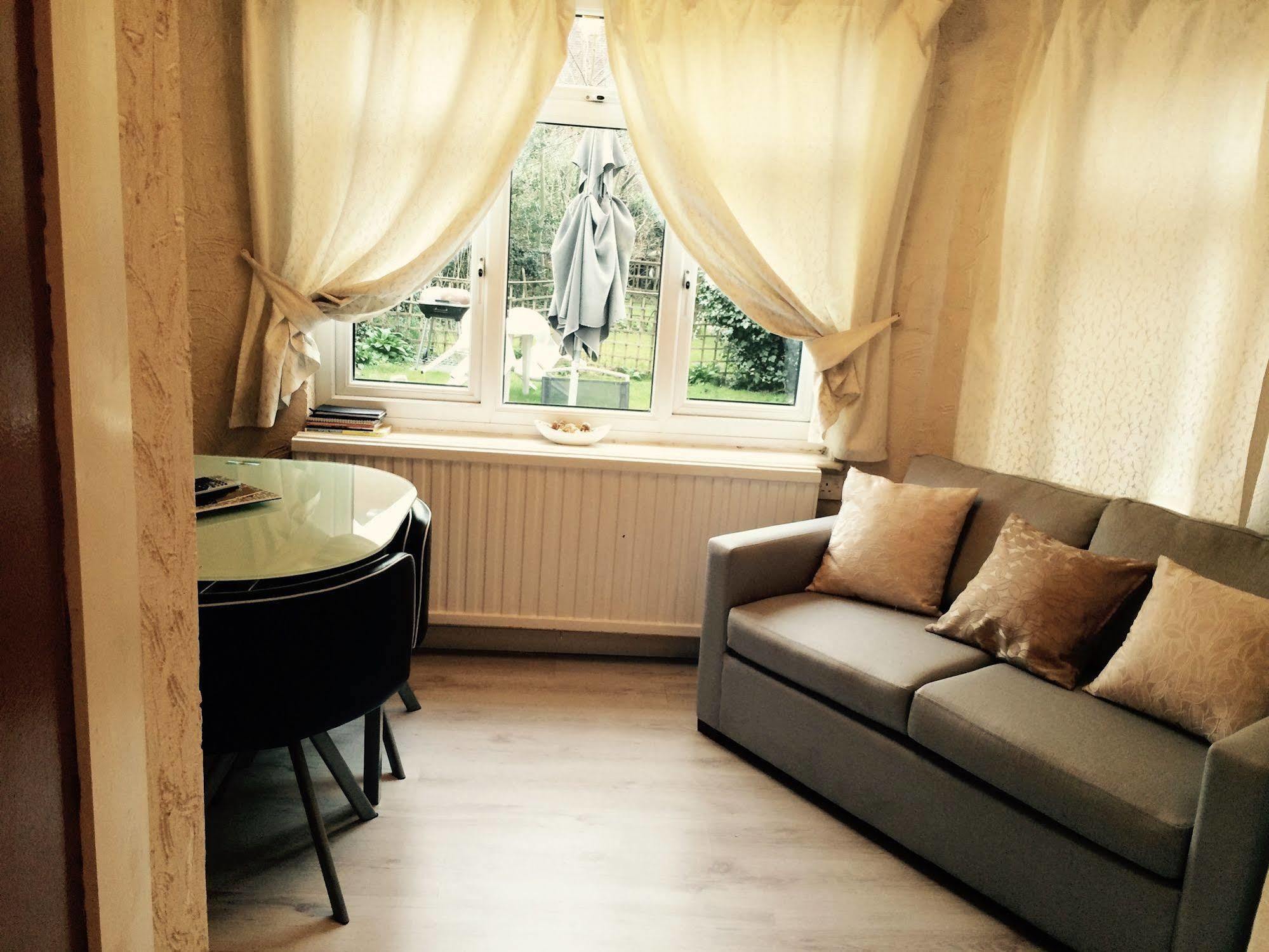Lovely Garden In Wimbledon Town Centre With Private Parking By Wimbledon Lets