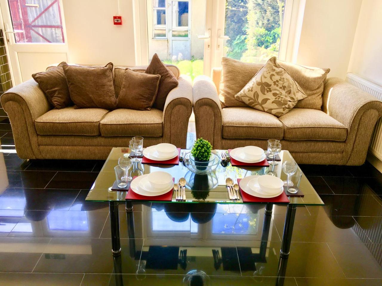 2 Bedroom Apartment, Kitchen, Reception And Private Garden London