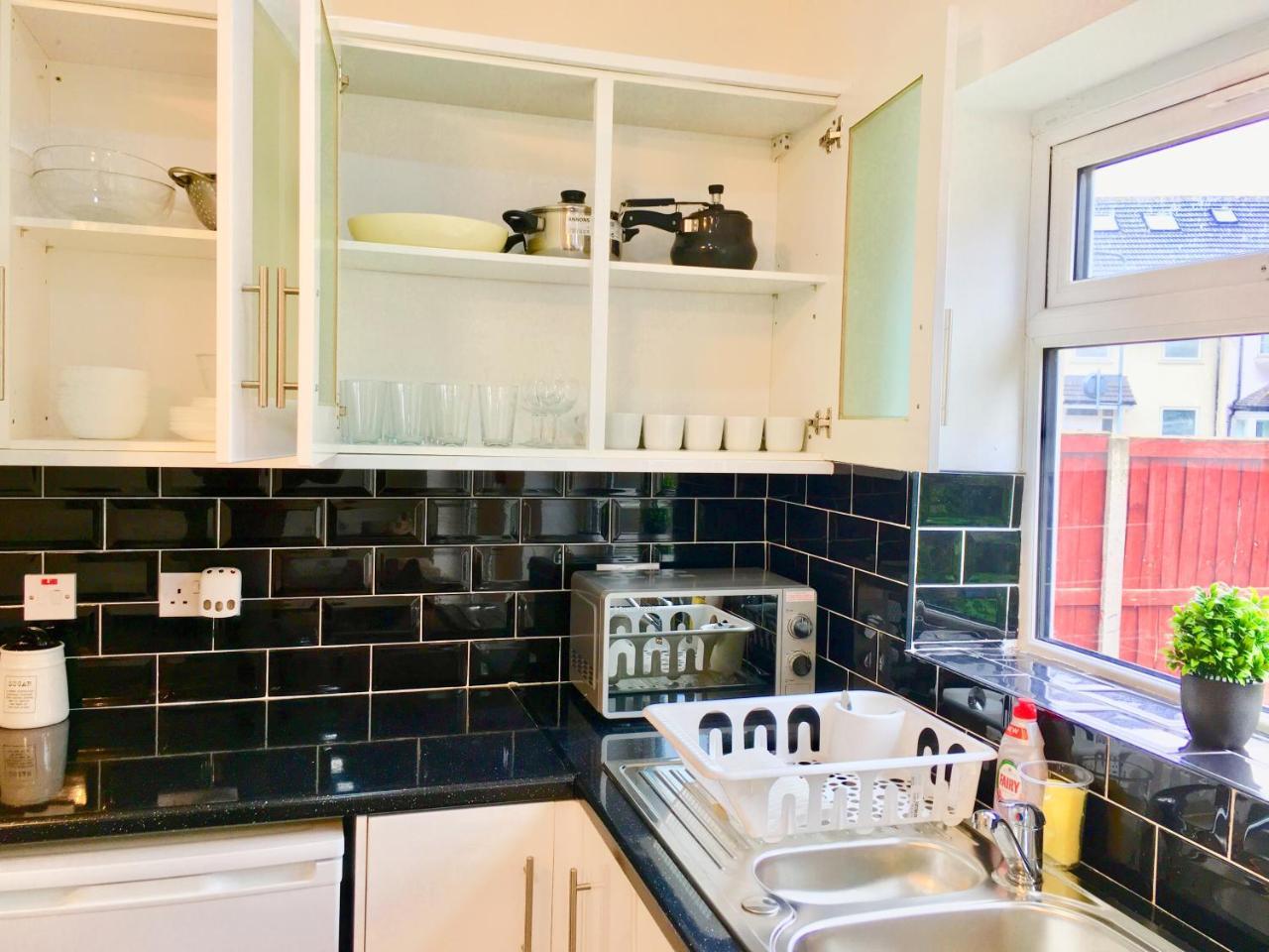 2 Bedroom Apartment, Kitchen, Reception And Private Garden Apartment *