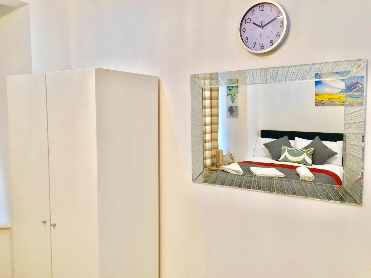 2 Bedroom Apartment, Kitchen, Reception And Private Garden Apartment *