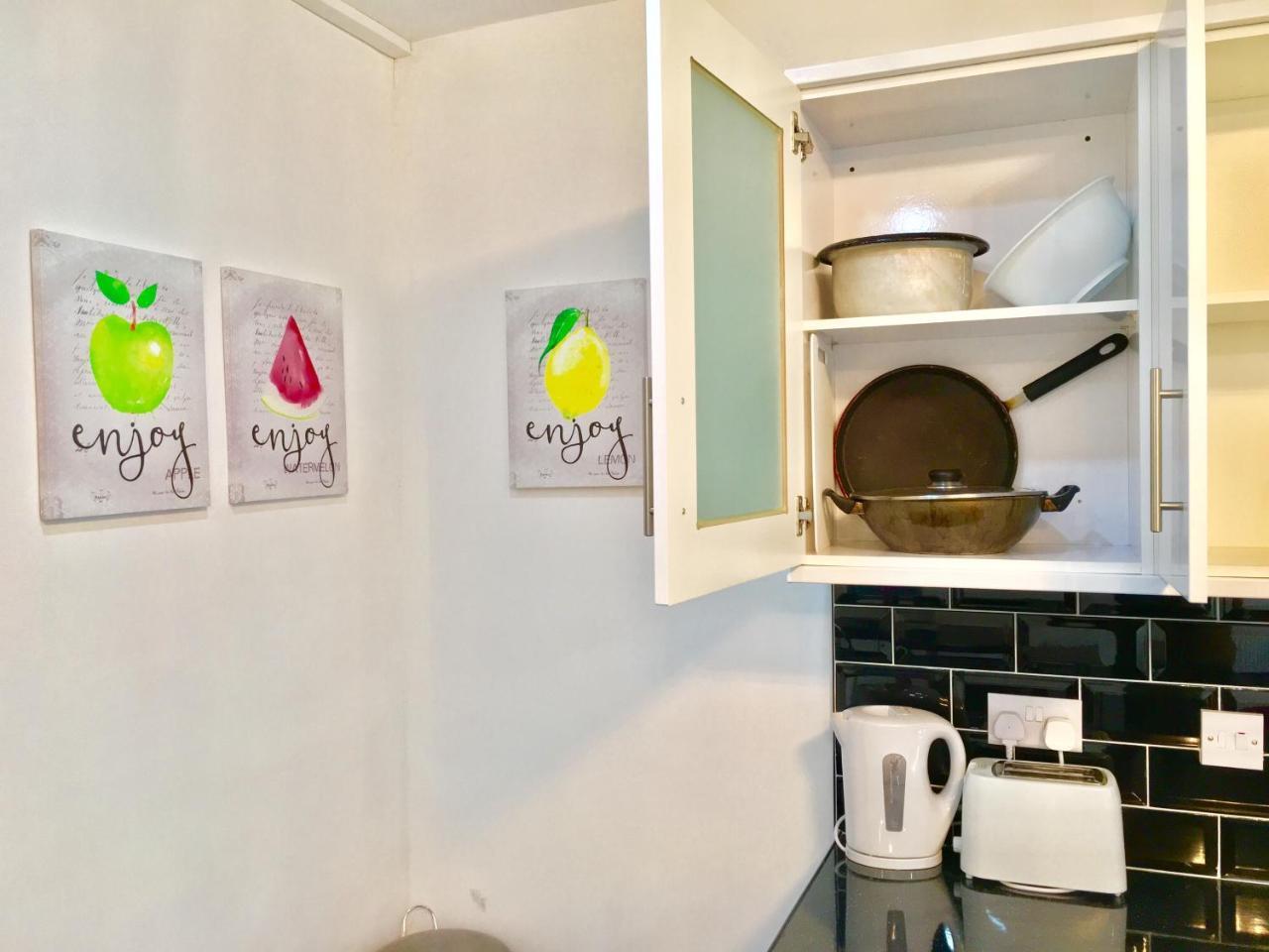 Apartment 2 Bedroom Apartment, Kitchen, Reception And Private Garden London